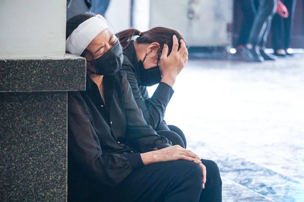 Nhiều người thân bật khóc nức nở trước linh cữu của ba chiến sĩ PCCC.