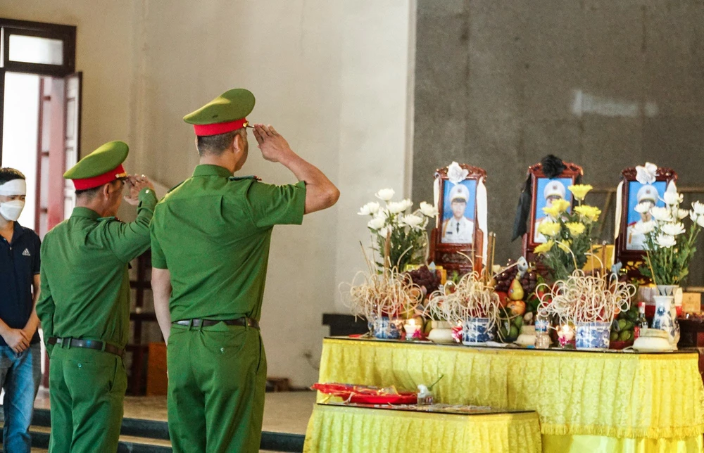 Các anh gồm Thượng tá Đặng Anh Quân (45 tuổi), đội trưởng đội phòng cháy chữa cháy; Thượng úy Đỗ Đức Việt (24 tuổi), cán bộ phòng cháy chữa cháy; hạ sĩ Nguyễn Đình Phúc (19 tuổi), chiến sĩ phòng cháy chữa cháy.