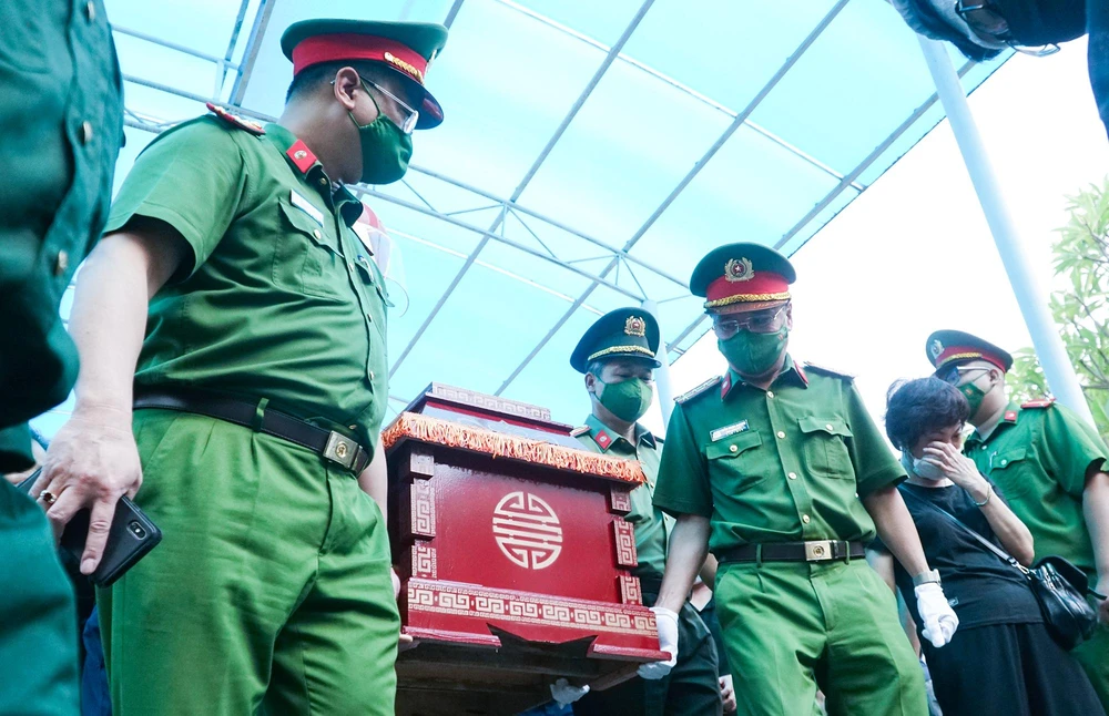 Đầu tiên là linh cữu của Thượng tá Đặng Anh Quân, sau đó lần lượt là Thượng úy Đỗ Đức và hạ sĩ Nguyễn Đình Phúc.