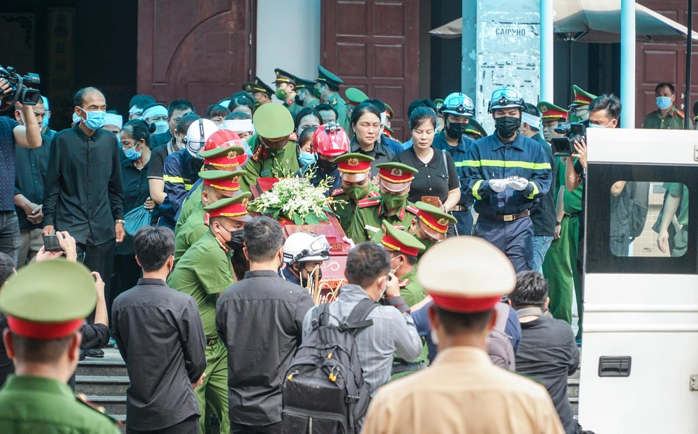 Để ghi nhận và tri ân sự hy sinh của ba liệt sĩ Đội Cảnh sát Phòng cháy, chữa cháy và Cứu nạn, Cứu hộ (PCCC&amp;CNCH), Công an quận Cầu Giấy, Đảng ủy và lãnh đạo Công an TP Hà Nội quyết định tổ chức trọng thể lễ tang ba liệt sĩ theo nghi thức của lực lượng Công an nhân dân. Trưởng Ban Tổ chức lễ tang là Giám đốc Công an TP Hà Nội.