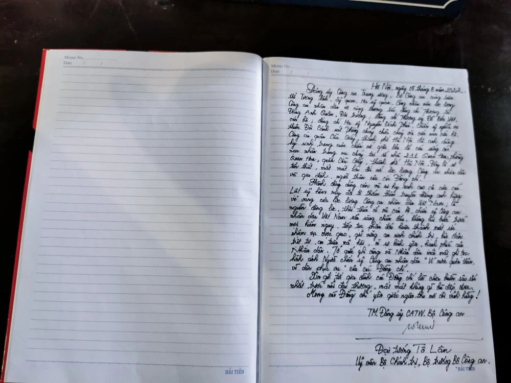 Những dòng chia sẻ nắn nót trong sổ tang và chữ ký của Đại tướng Tô Lâm.