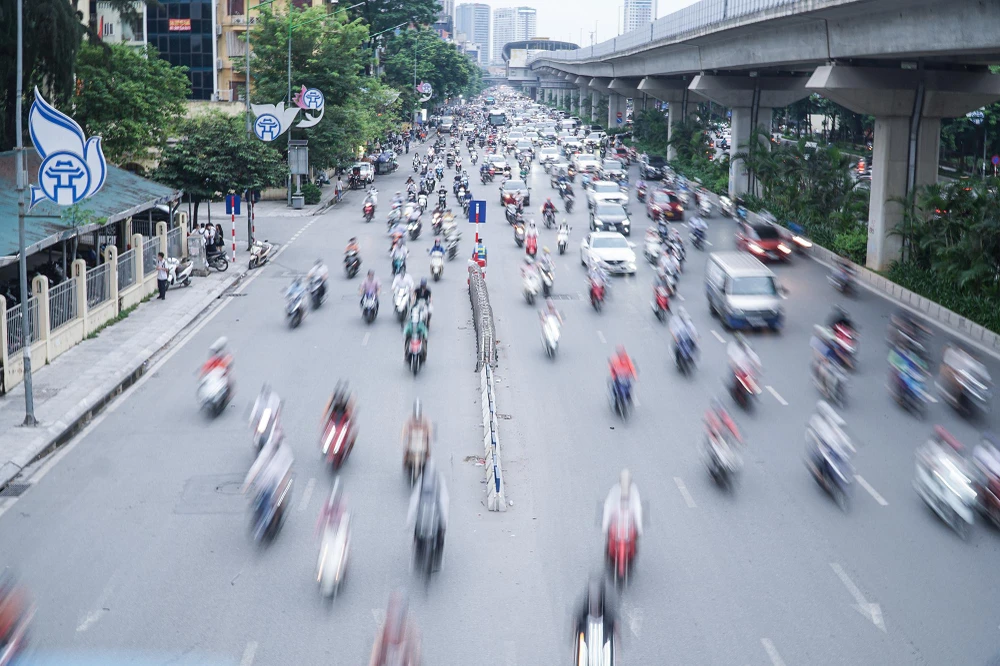 Ghi nhận vào cuối giờ chiều nay trên đường Nguyễn Trãi, TP Hà Nội, tình trạng giao thông nhiều lúc vẫn hỗn loạn sau khi lắp dải phân cách phân làn. Ghi nhận vào cuối giờ chiều nay trên đường Nguyễn Trãi, TP Hà Nội, tình trạng giao thông nhiều lúc vẫn hỗn loạn sau khi lắp dải phân cách phân làn.