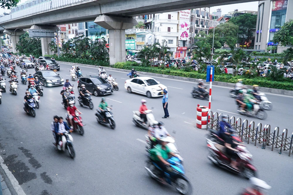 Bất chấp nỗ lực hướng dẫn của lực lượng chức năng, nhiều phương tiện xe máy vẫn đi như chưa hề có sự phân làn. Bất chấp nỗ lực hướng dẫn của lực lượng chức năng, nhiều phương tiện xe máy vẫn đi như chưa hề có sự phân làn.
