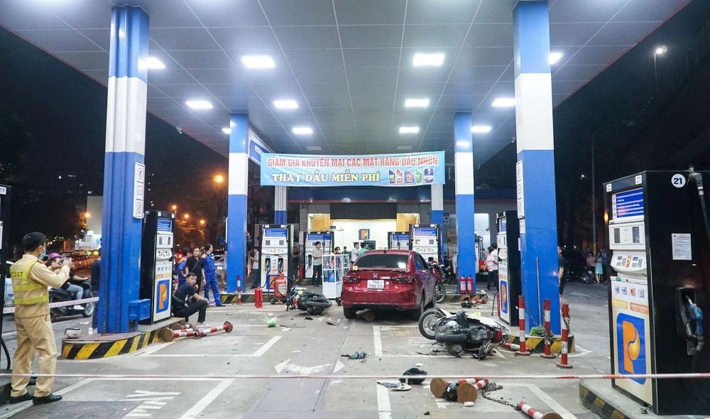 Hiện trường vụ tai nạn tối qua. Ảnh PHI HÙNG