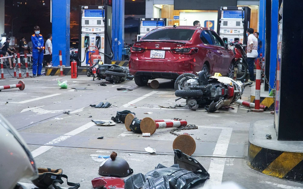 Một số người cho hay, chiếc ô tô khi đang lưu thông phía ngoài đường thì bất ngờ lao thẳng vào cửa hàng xăng dầu, lúc này có rất đông người dân đang dừng phương tiện để đổ xăng.