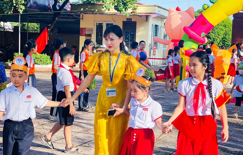 Tại Trường Tiểu học Yên Nghĩa, quận Hà Đông, TP Hà Nội, sáng nay rất đông phụ huynh đã đưa trẻ tới trường dự lễ tựu trường.