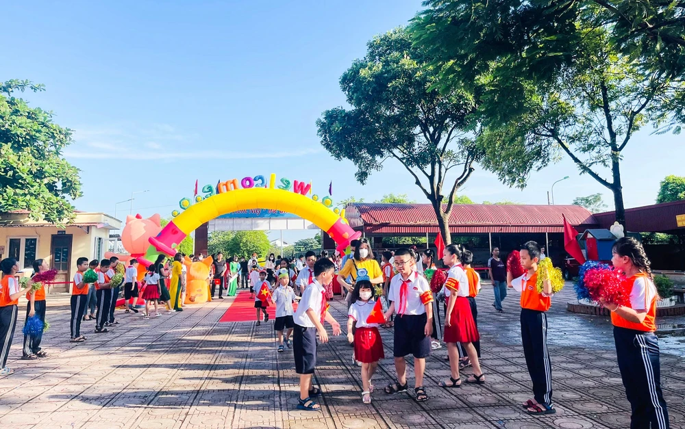 Những em học sinh lớp 1 được các anh chị khóa trên, thầy cô... đón vào trường để tránh sự bỡ ngỡ, xa lạ.