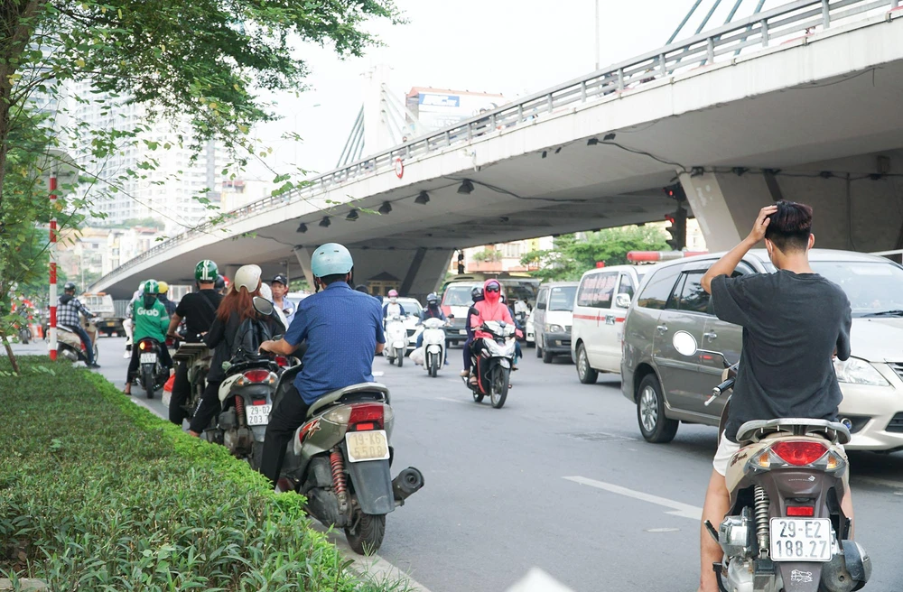 Các phương tiện thản nhiên đi ngược chiều rồi dừng đỗ ngay giữa lòng đường đông đúc giờ tan tầm