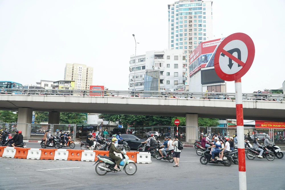 Dường như những tấm biển cấm vô tác dụng với nhiều người dân.