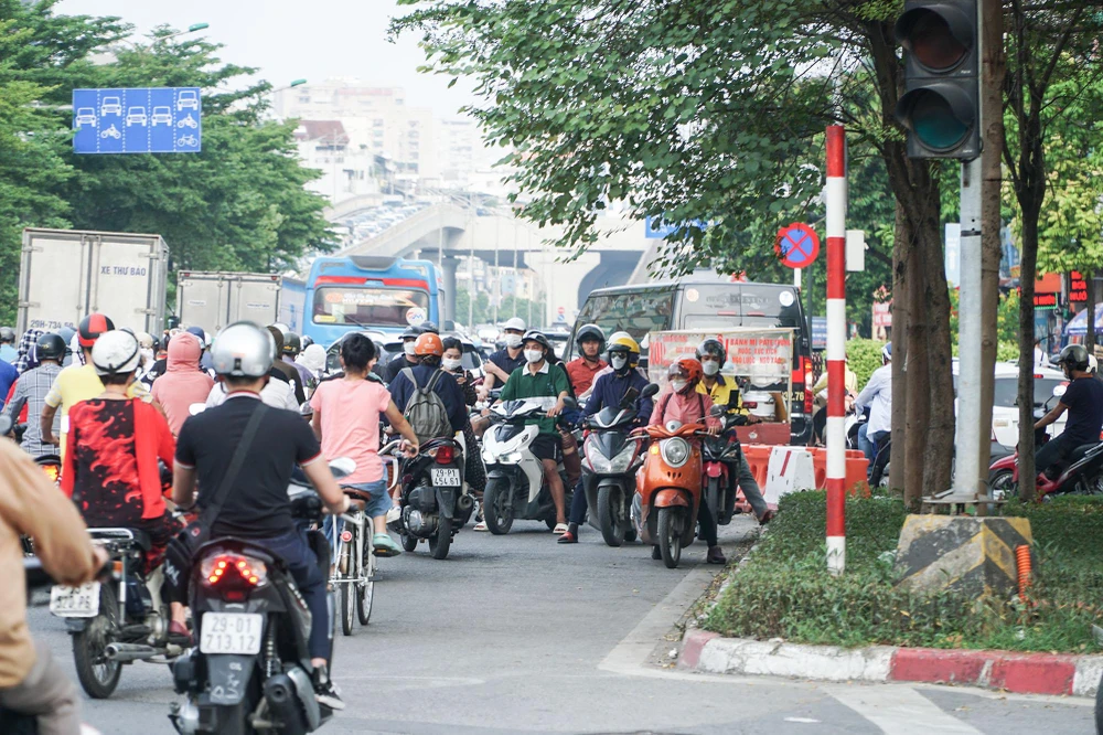 Người điều khiển xe máy từ đường Nguyễn Trãi đi Tây Sơn hoặc đường Láng, thay vì phải quay đầu tại đường Trường Chinh, họ đi cắt ngay tại nút giao để tiết kiệm khoảng 700m đường.