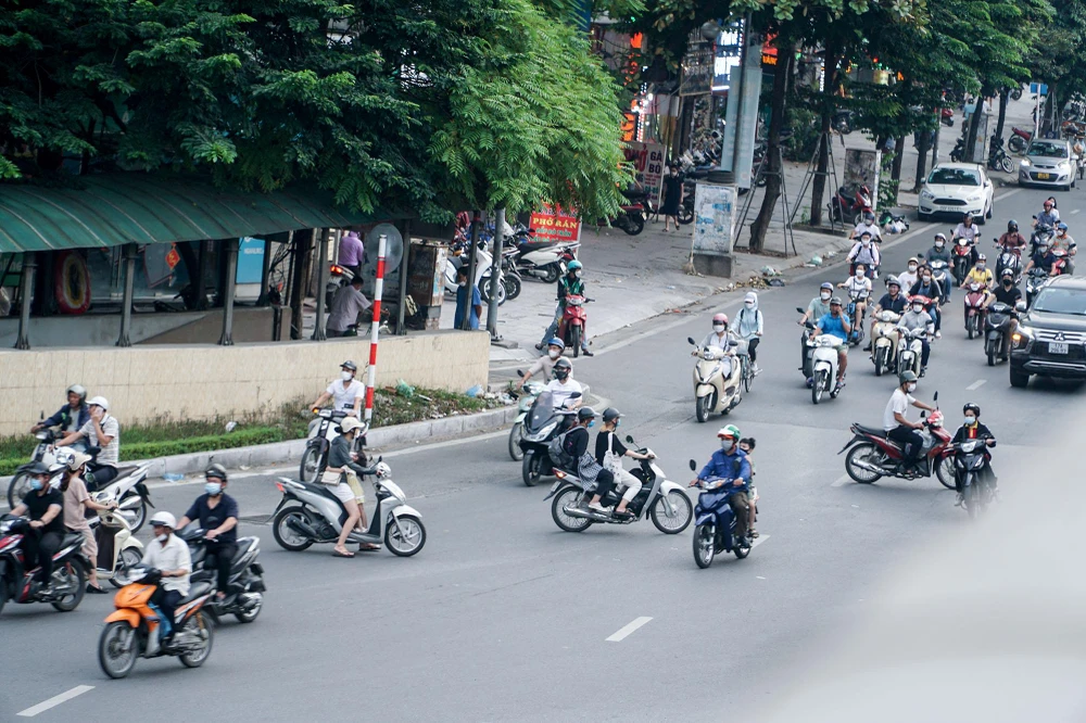 Mặc dù vậy, nhiều người dân vẫn thản nhiên đi ngược chiều, khiến cho tình trạng ùn tắc ở đây càng trở nên nghiêm trọng.