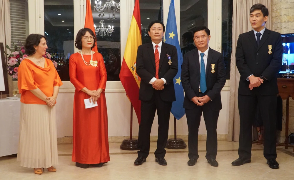 Đại diện Đại sứ Tây Ban Nha tại Việt Nam (ngoài cùng bên trái) cùng 4 công dân Việt Nam có đóng góp trong công tác hỗ trợ nhận con nuôi cho người nước ngoài. Ảnh: Phi Hùng. Đại diện Đại sứ Tây Ban Nha tại Việt Nam (ngoài cùng bên trái) cùng 4 công dân Việt Nam có đóng góp trong công tác hỗ trợ nhận con nuôi cho người nước ngoài. Ảnh: Phi Hùng.