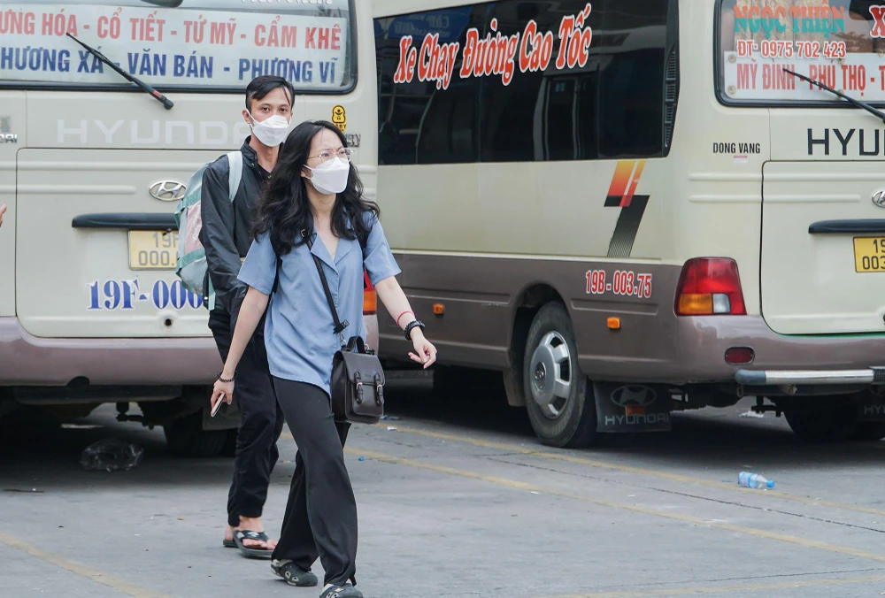 “Ngoài ra, đơn vị cũng tăng cường việc kiểm tra trước khi xe xuất bến, đảm bảo không nhồi nhét hành khách, thu giá vé vượt quá mức quy định, sẵn sàng xử phạt nếu phát hiện vi phạm”- lãnh đạo bễn xe Mỹ Đình nói.