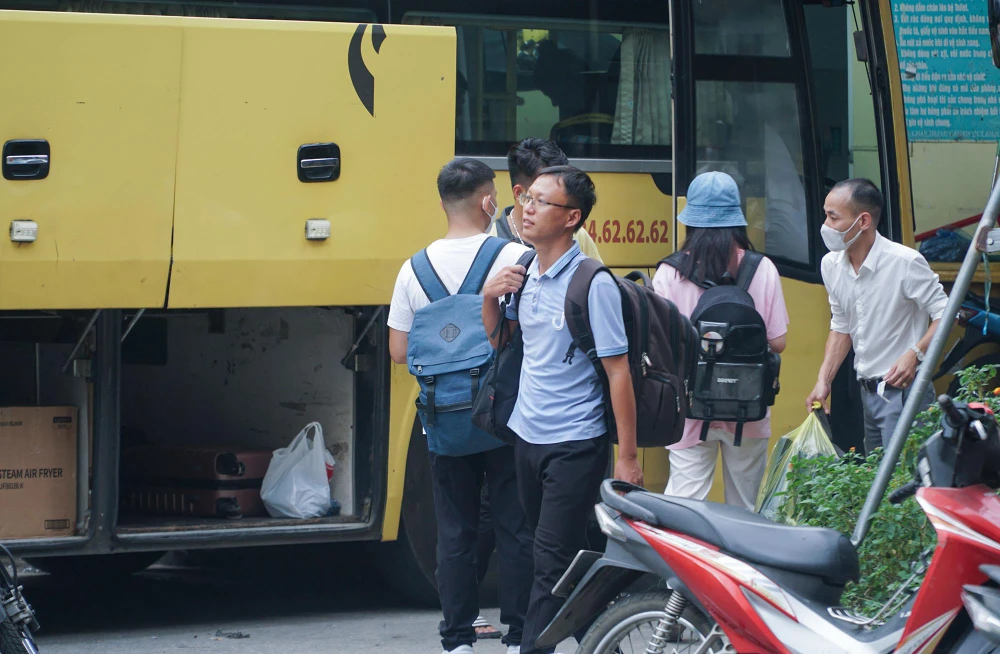 Trong đó có việc phối hợp với công an địa phương, đảm bảo an ninh trật tự, phòng, chống cháy nổ tại bến xe, tăng cường công tác vệ sinh môi trường. Phối hợp với lực lượng Thanh tra giao thông, Công an giao thông để kiểm tra điều kiện phương tiện tham gia phục vụ hành khách đợt nghỉ lễ.