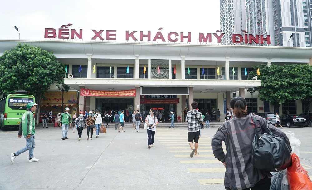 Ghi nhận tại một số bến xe khách ở Hà Nội như Mỹ Đình, Giáp Bát, Nước Ngầm... ngay từ đầu giờ chiều lượng hành khách đổ về đây khá đông đúc.