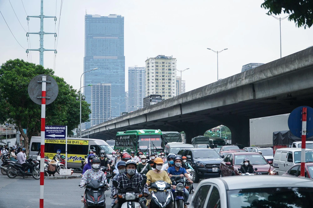 Đây là đường Khuất duy Tiến, hướng đi ngoại thành, giao thông cũng ùn ứ.