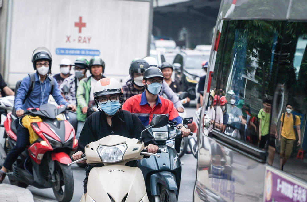 Lượng phương tiện tham gia giao thông tại các cửa ngõ tăng lên đáng kể.
