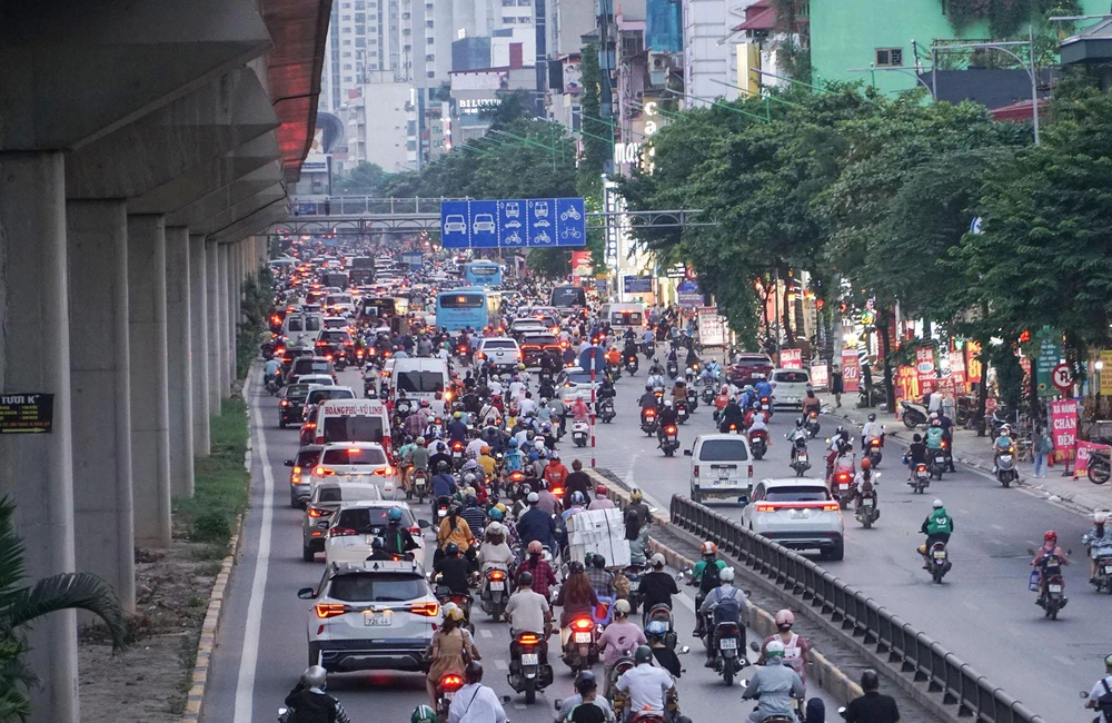 Về chiều tối, tuyến đường Nguyễn Trãi, hướng đi quốc lộ 6, giao thông tăng lên đáng kể.