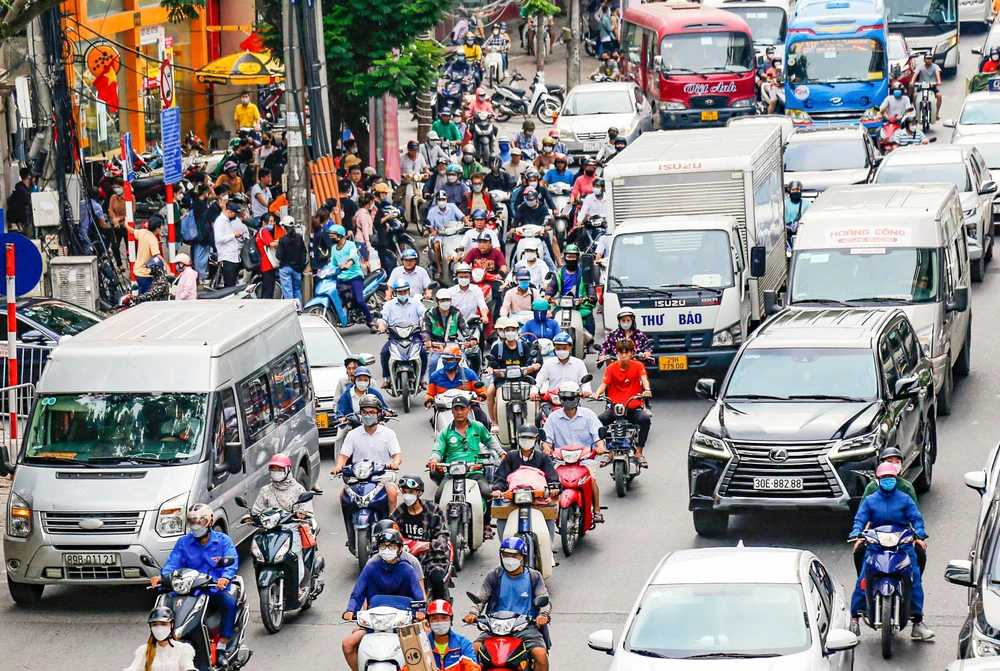 Hình ảnh ghi nhận trên đường Hồ Tùng Mậu, nhiều đoạn các dòng phương tiện chen chúc.