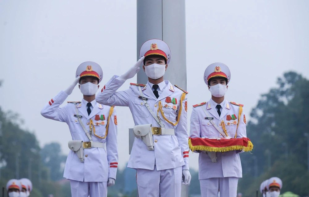 Nghi lễ thượng cờ trên quảng trường được Chính phủ phê duyệt vào 19-5-2001 nhân dịp dịp kỷ niệm 111 năm Ngày sinh Chủ tịch Hồ Chí Minh.