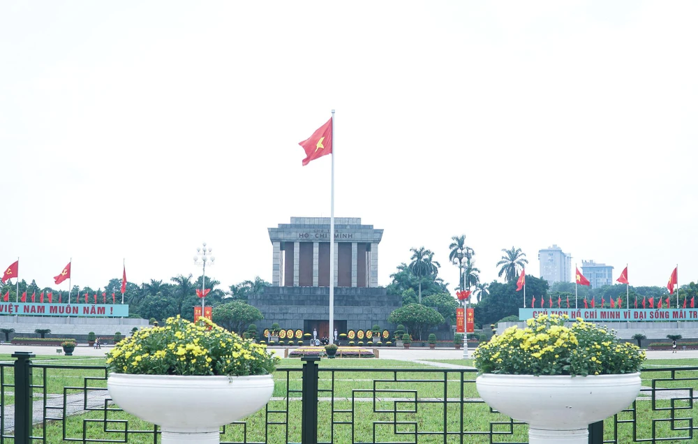 Hình ảnh lá cờ tổ quốc tung bay trước lăng Chủ tịch Hồ Chí Minh.