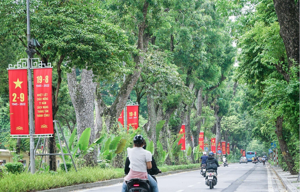 Trên con phố Hoàng Diệu, những tấm băng rôn cỡ lớn để chào mừng ngày 2-9 và 19-8 được treo dọc đường đi.