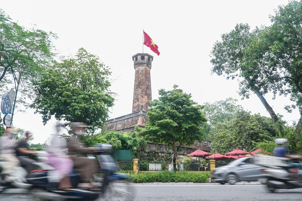 Lá cờ trên đỉnh cột cờ Hà Nội - một trong những biểu tượng của thủ đô phấp phới tung bay trong gió.