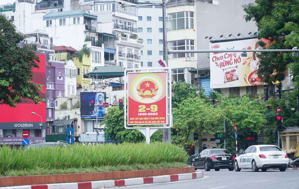 Ở nhiều con phố khác, các bảng biển, pano lớn cũng được dựng lên, gợi về những tháng ngày lịch sử của đất nước.