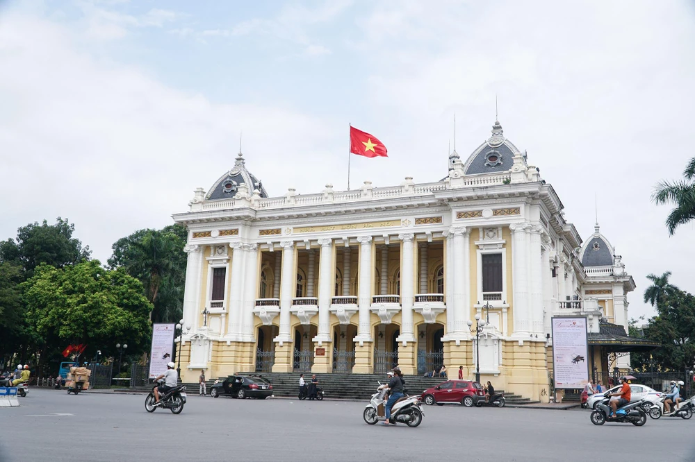 Một lá cờ lớn tung bay trên nóc Nhà hát lớn Hà Nội.