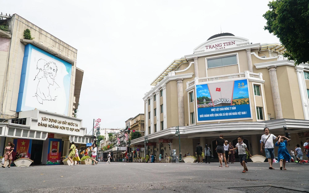 Những tấm pano cỡ lớn chào mừng 77 năm Quốc khánh nước Cộng hòa xã hội chủ nghĩa Việt Nam đặt tại tòa nhà Tràng Tiền, gần bờ hồ Gươm.