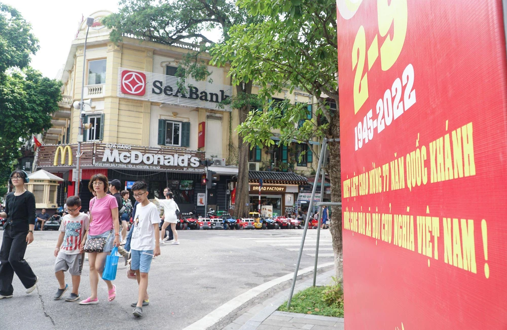 Qua mỗi góc phố, mỗi con đường, nhìn lá cờ đỏ, những dòng thông tin gợi nhớ lịch sử… nhắc mỗi người dân tự hào về quá khứ hào hùng của dân tộc.