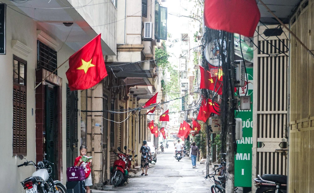 Những là cờ đỏ sao vàng được treo trên nhiều con phố để chào mừng ngày lễ Quốc khánh 2-9.