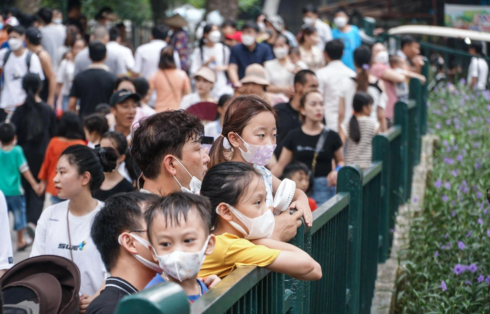 Để chuẩn bị phục vụ chu đáo, an toàn cho du khách đến thăm quan Vườn thú Hà Nội trong dịp lễ Quốc khánh, đơn vị đã chủ động chỉ đạo các bộ phận chức năng, chuyên môn xây dựng các kế hoạch chi tiết. Trong đó, có kế hoạch trưng bầy đàn động vật, duy trì trang trí, kế hoạch giữ gìn an ninh trật tự…