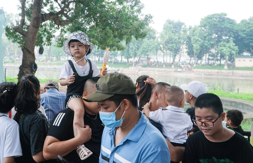 Mọi con đường trong công viên đều chật kín người đi lại. Các khu vực trò chơi, khu nuôi nhốt thú cũng luôn trong tình trạng đông đúc,