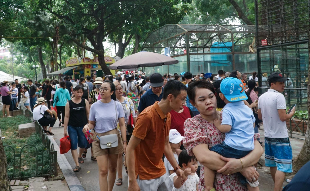 Ghi nhận vào sáng ngày 3-9, các bậc phụ huynh đã đưa con em mình tới đây để vui chơi.