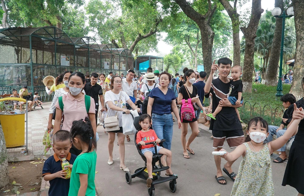 Những ngày nghỉ lễ 2-9, thời tiết Hà Nội khá đẹp, thay vì lựa chọn đi chơi xa nhiều người đã đưa gia đình mình tới công viên Thủ Lệ để tham quan. Trình duyệt của bạn không hỗ trợ hiển thị video.