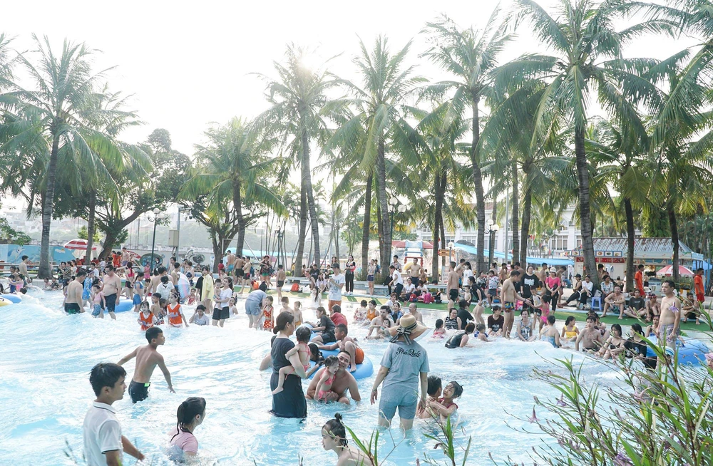 Từ người lớn, trẻ nhỏ đều thỏa sức nô đùa trong nước.