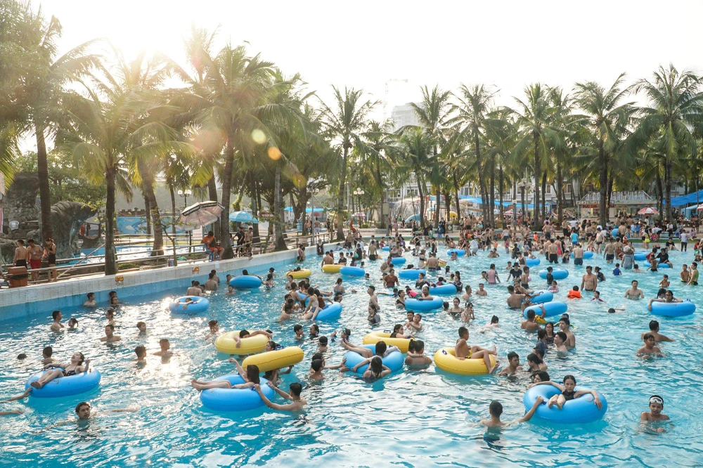 Ghi nhận vào chiều ngày 3-9, tại Công viên nước Hồ Tây, TP Hà Nội, hàng nghìn người dẫn đã đổ về đây để vui chơi trong dịp nghỉ lễ Quốc khánh.