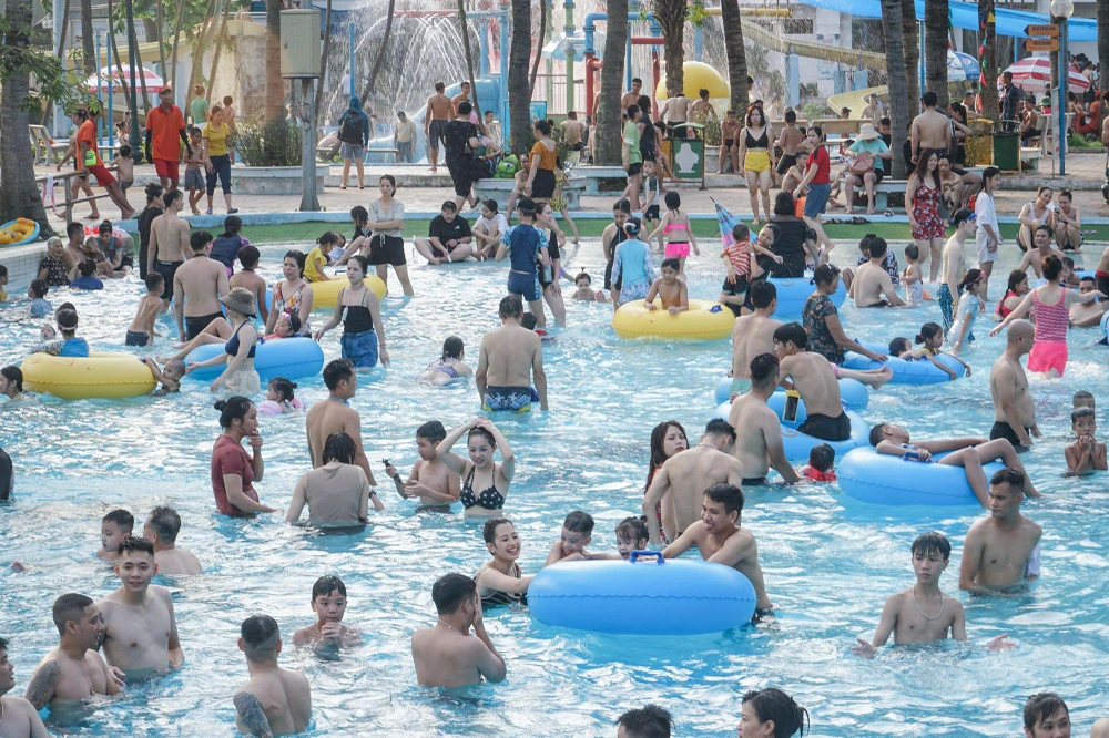 Càng về chiều tối, số lượng người tới đây mỗi lúc một nhiều.