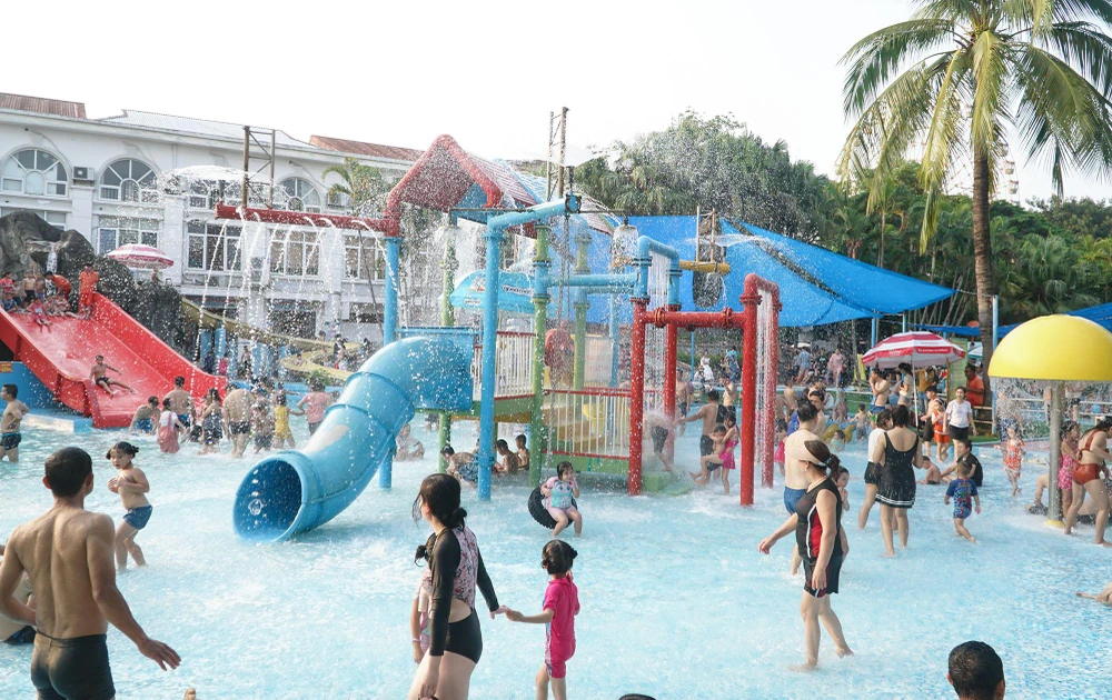 Đại diện truyền thông của công viên nước Hồ Tây cho hay, ước tính số lượng khách tới đây trong dịp nghỉ lễ này đạt khoảng trên dưới 2 vạn người.