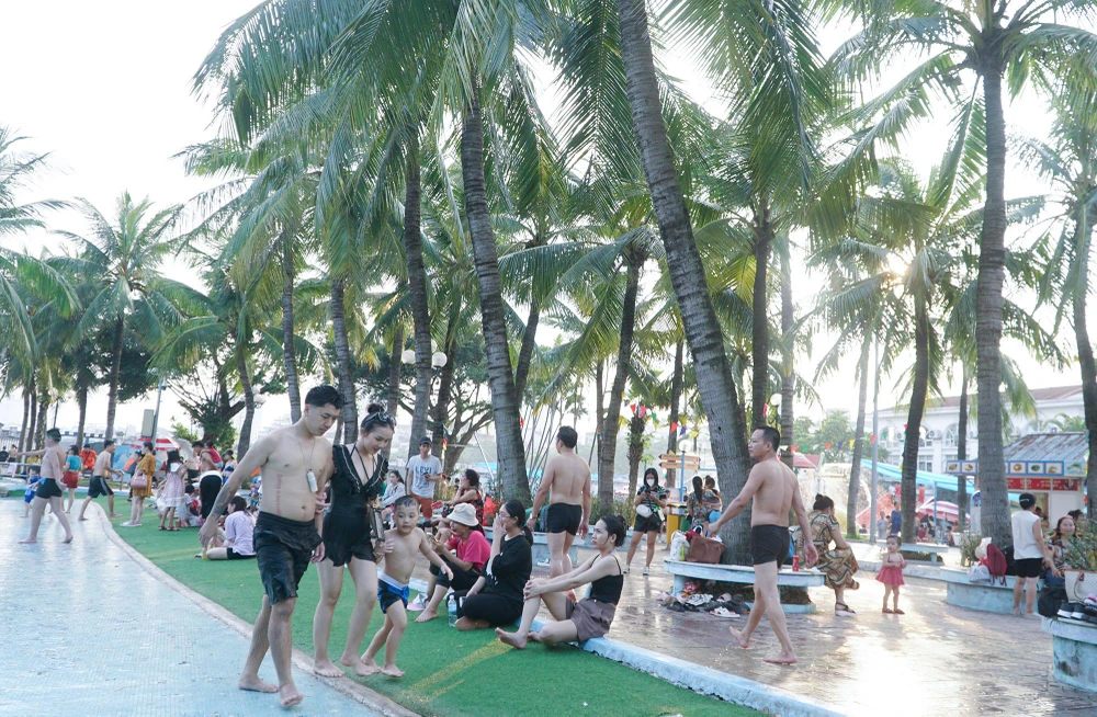 Chỉ tính riêng 3 ngày nghỉ, đã có khoảng 1,5 vạn khách tới đây vui chơi.