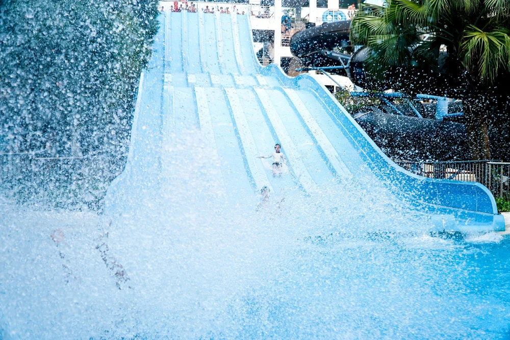 Thay vì đi chơi xa, nhiều người dân ở Hà Nội và các tỉnh lân cận đã lựa chọn nơi đây để làm điểm vui chơi trong dịp nghỉ lễ Quốc khánh 2-9.