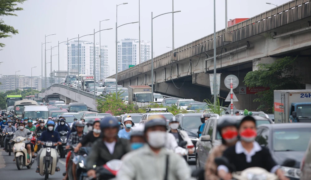 Tại hầu hết các cửa ngõ, đường phố hướng vào trung tâm Hà Nội đều xảy ra ùn tắc.