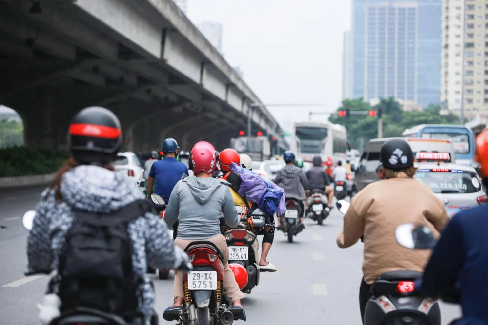 Người dân lỉnh kỉnh đồ đạc mang theo khi di chuyển về Thủ đô.