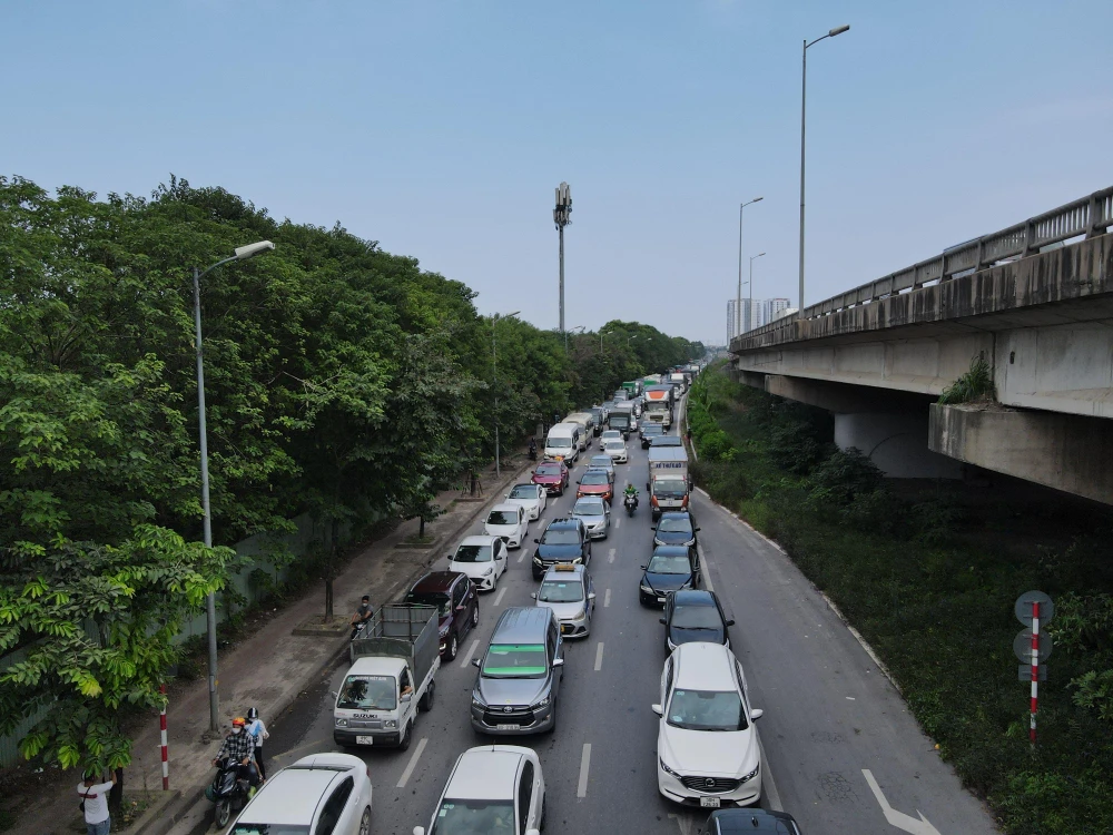 Lúc 14h30 tại đường gom đoạn qua công viên Yên Sở, người dân trở về Hà Nội ngày càng đông sau kỳ nghỉ lễ 2/9.