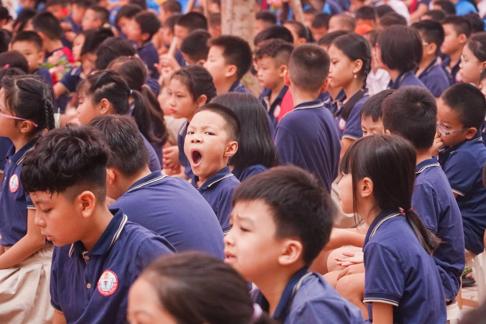 Giữa đám đông, không ít học sinh ngáp ngủ do chưa quen với việc dậy sớm.