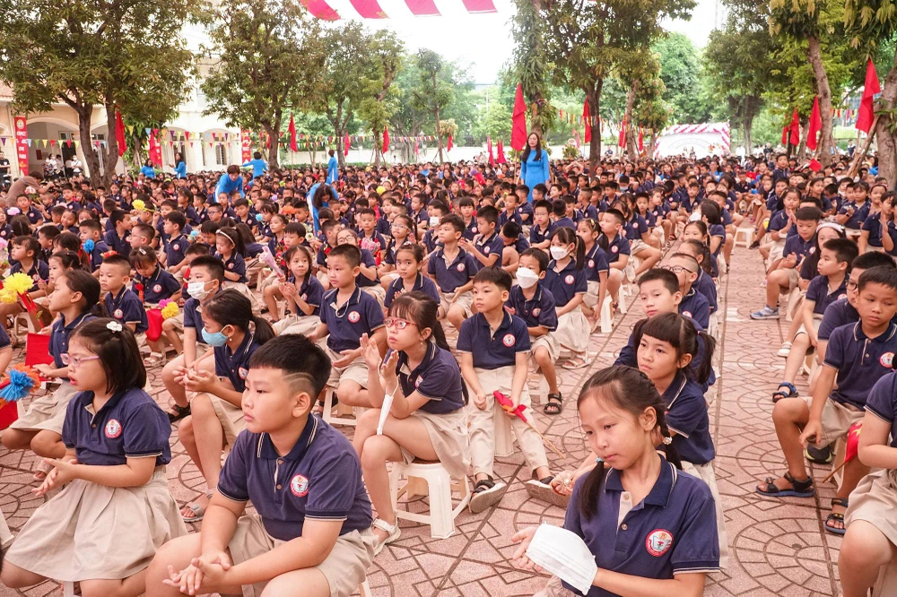 Lãnh đạo nhà trường cho biết, năm nay trường vui mừng chào đón 300 học sinh lớp 1 với 7 lớp.