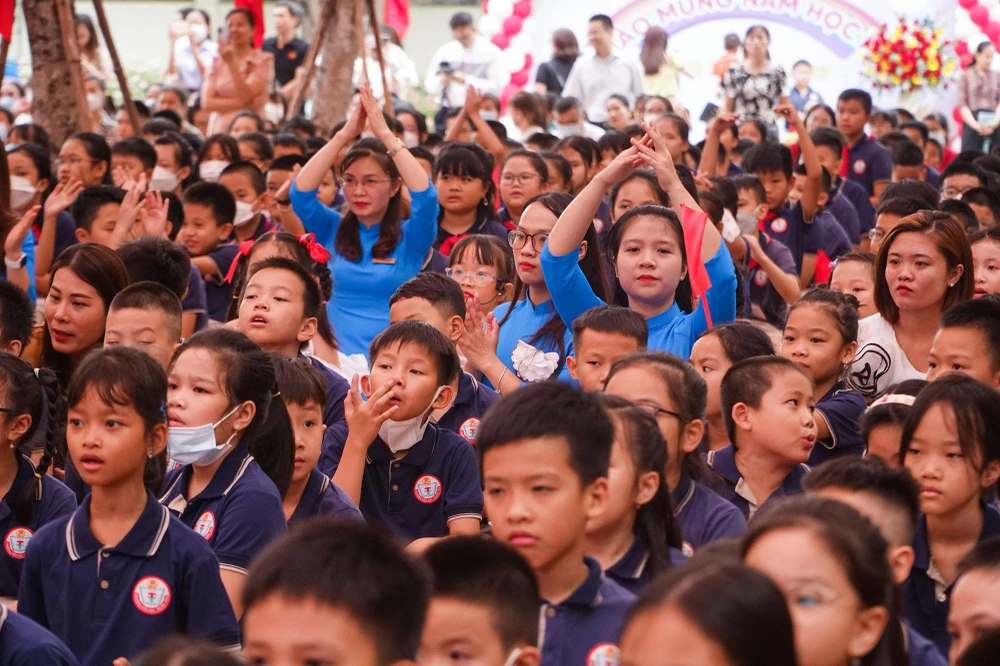 Những cô giáo trẻ hân hoan trong tà áo dài đồng phục, hòa chung với học sinh của mình trong ngày tựu trường.