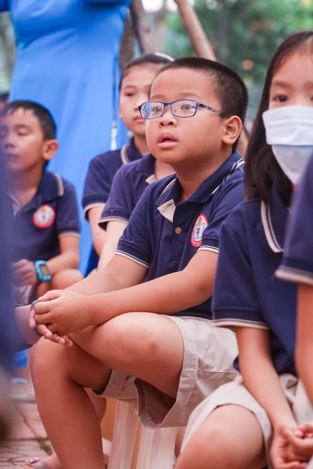 Một nam sinh khá "phong cách" cùng các bạn chăm chú theo dõi tiết mục văn nghệ phía trên.