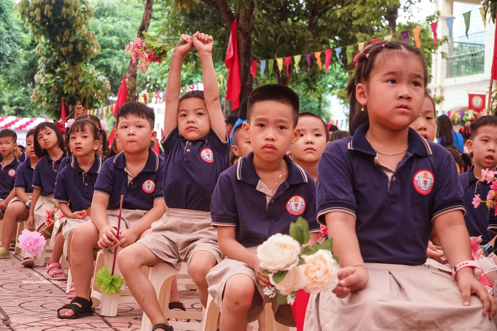 Cũng tại buổi lễ khai giảng, không ít học sinh thể hiện sự hồn nhiên, đáng yêu theo cách riêng của mình.